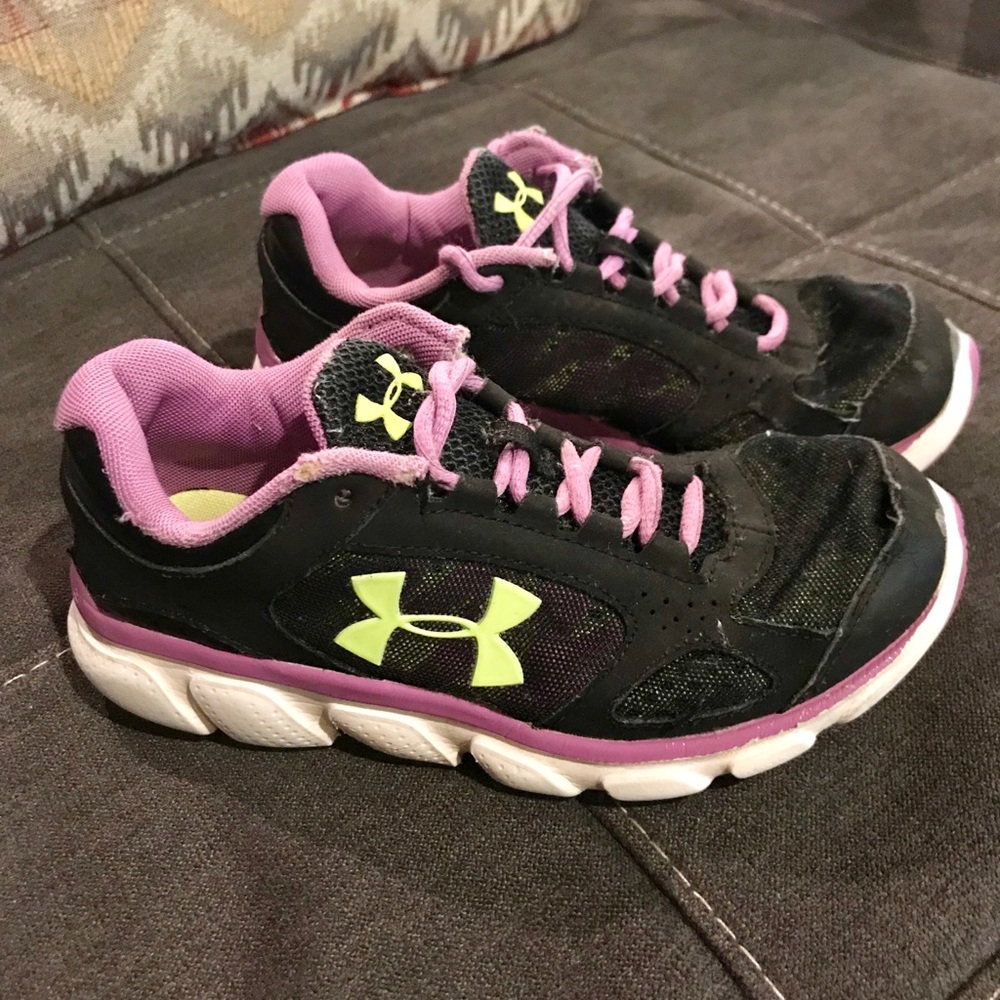 Girls size 2.5 youth Under Armour shoes